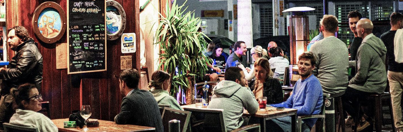 hero-ambiente-terraza-la-pulperia-corralejo-fuerteventura-tapas-bar-story